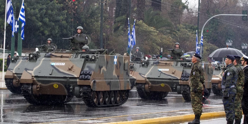 Δέος! Οι στίχοι των εμβατηρίων που δονούν τις παρελάσεις